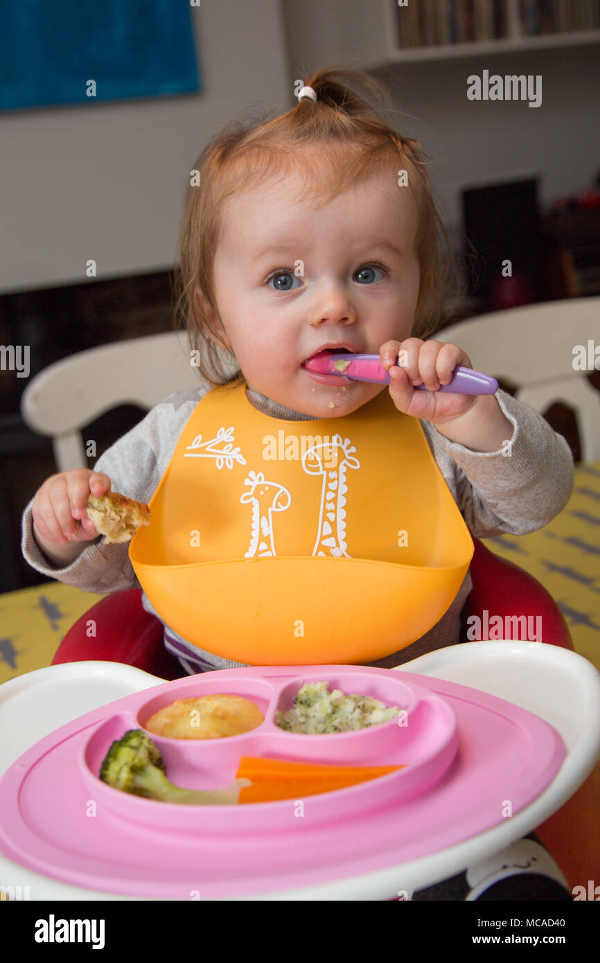 Sevrage De Bebe Led De 10 Mois Photo Stock Alamy