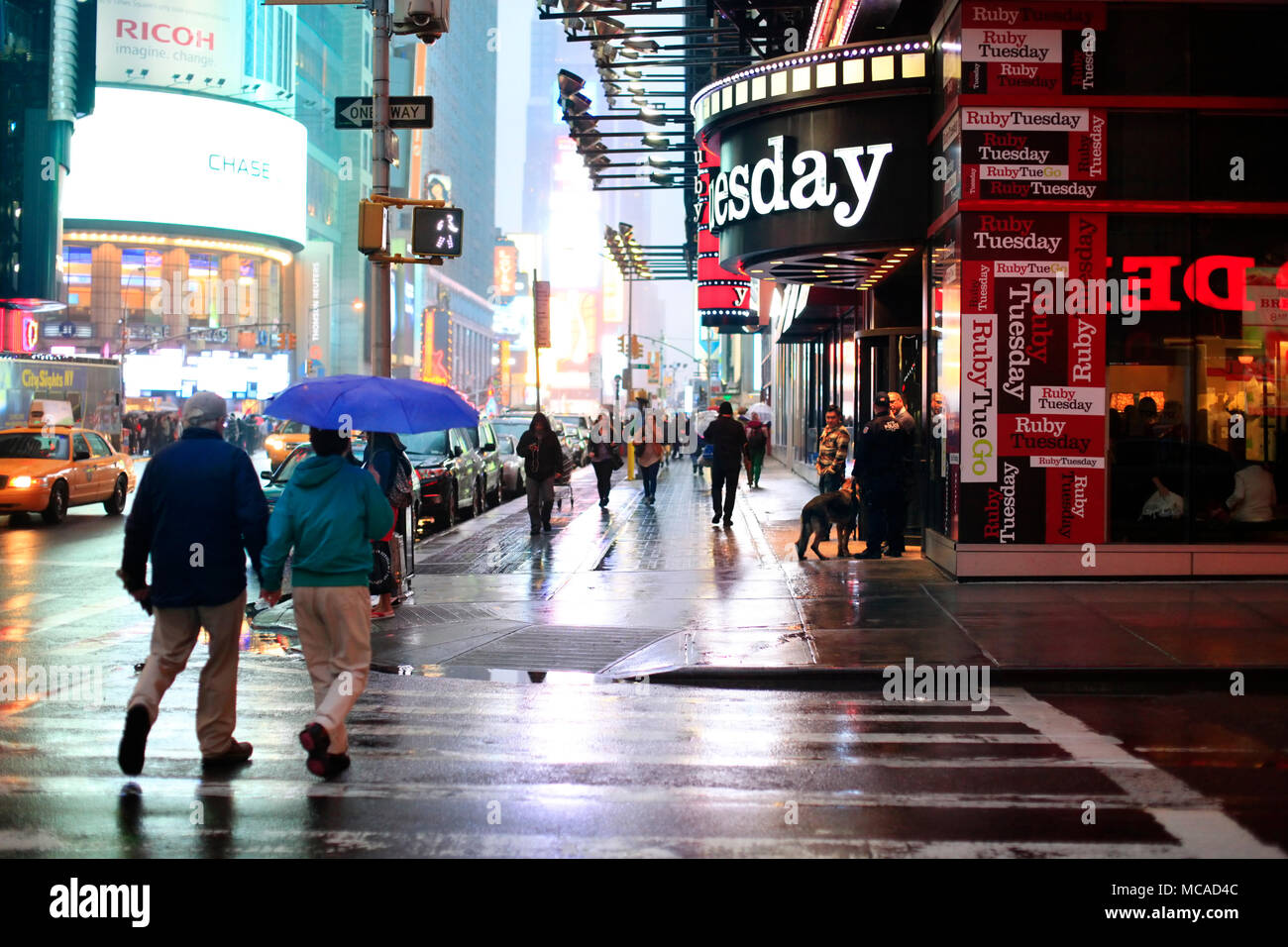 New York, USA - 20 mai 2013 : Time Square de nuit sous la pluie. Le site est considéré comme le pays le plus visité d'attraction touristique avec près de 40 mil Banque D'Images