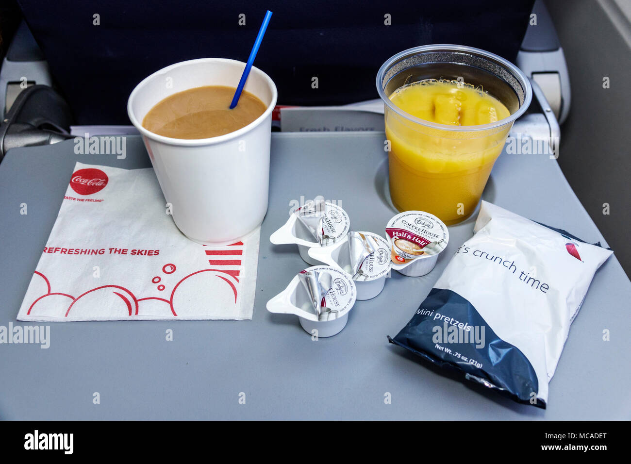 Miami Florida, aéroport international MIA, cabine d'avion, rafraîchissement économique à bord, jus, café, bretzels, plastique, gobelet en papier, FL180302041 Banque D'Images
