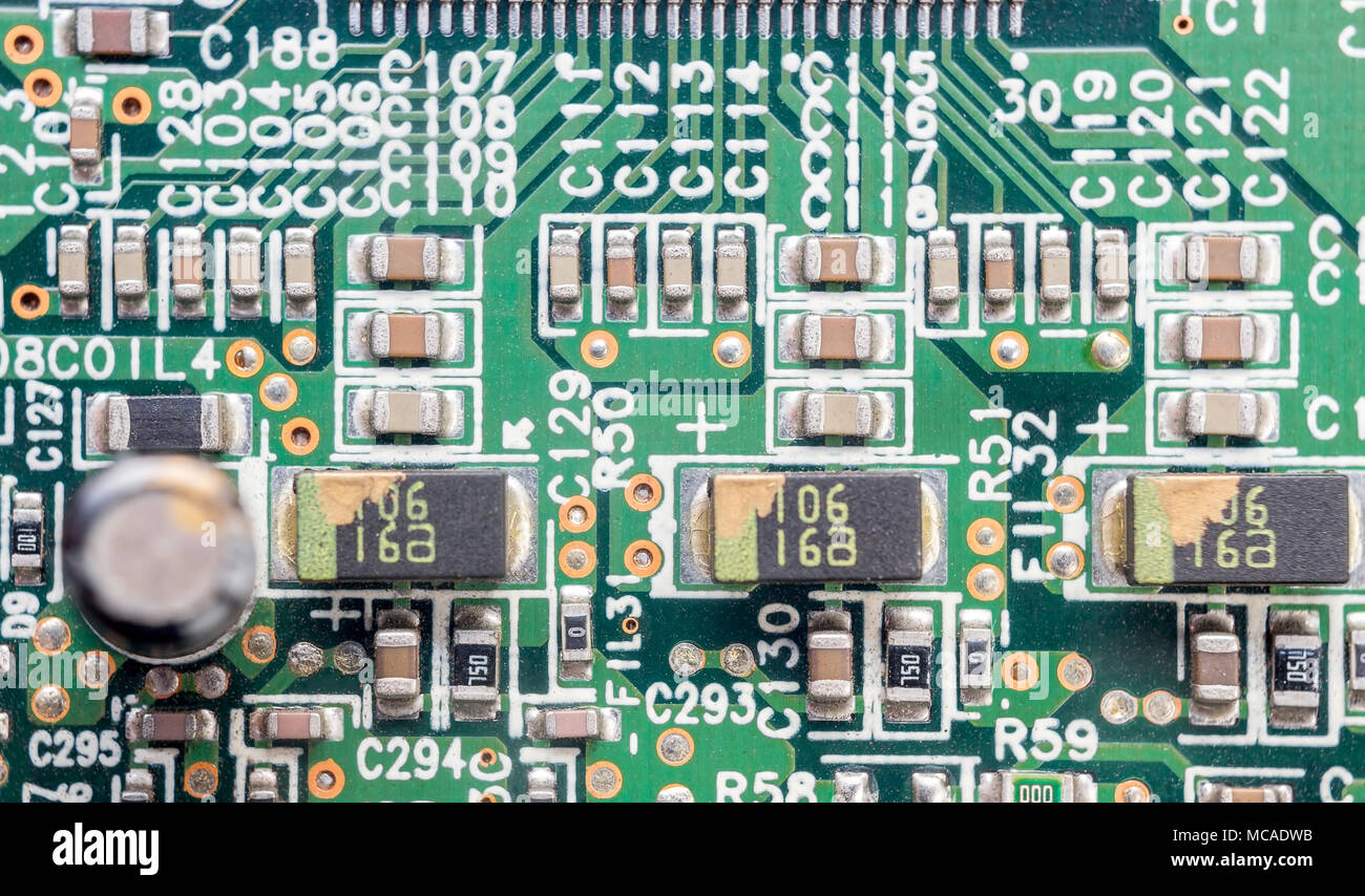 Plaquettes, condensateurs résistances sur circuit board close up Banque D'Images
