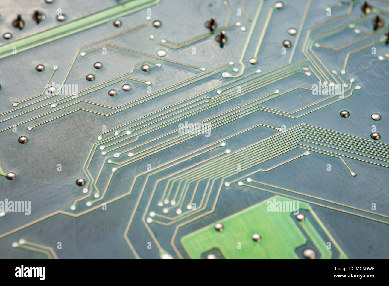 Plaquettes, condensateurs résistances sur circuit board close up Banque D'Images