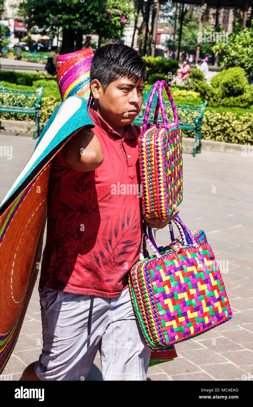 Mexico, hispanique, Coyoacan, Del Carmen, jardin Plaza Hidalgo, parc public, rue pédalier, vendeurs vendre, stall stands stand marché handicap Banque D'Images