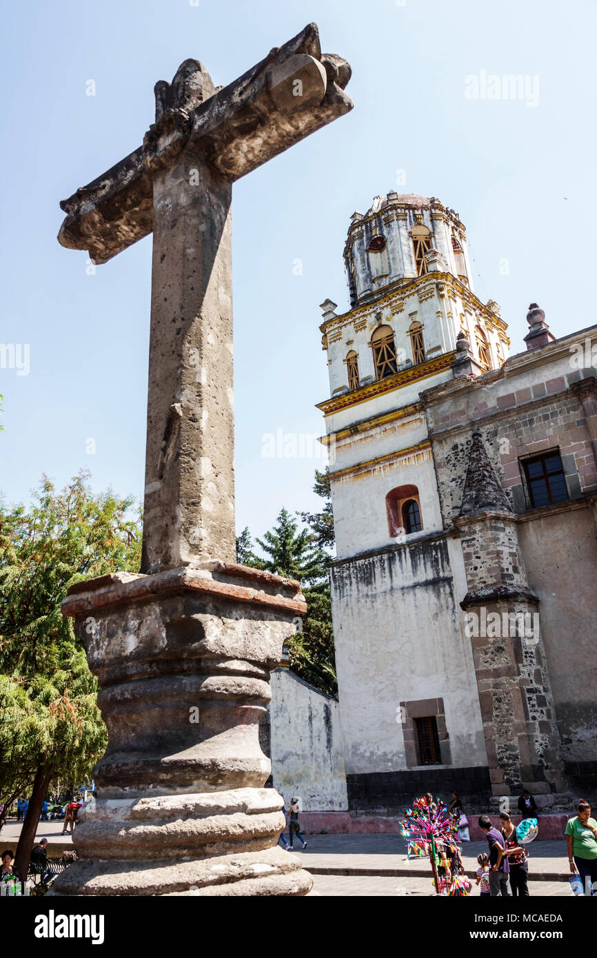 Mexico, mexicain, hispanique, Coyoacan, Del Carmen, Parroquia San Juan Bautista, église catholique Saint John The Baptist, couvent, à l'extérieur, plaza, croix, cloche Banque D'Images