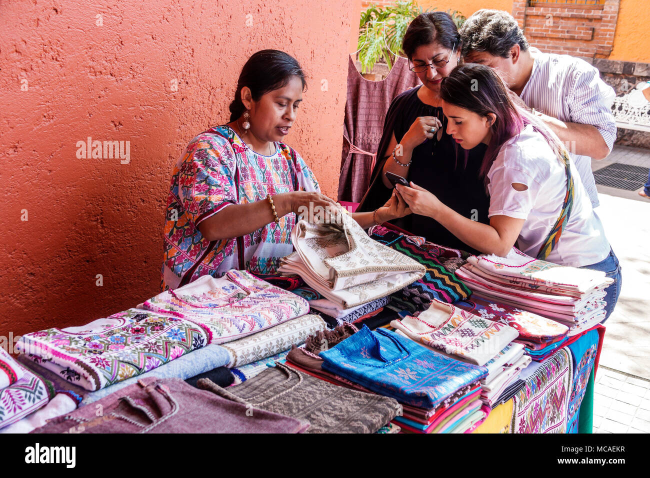 Mexico, Hispanic Coyoacan, Del Carmen, Museo Nacional de Culturas Populares, Musée national de la culture populaire, art populaire, textiles brodés, traditi Banque D'Images