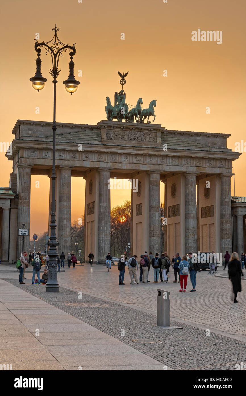 La porte de Brandebourg est un 18ème siècle classé monument historique de style néoclassique situé à l'ouest de Pariser Platz dans la partie ouest de Berlin. Banque D'Images
