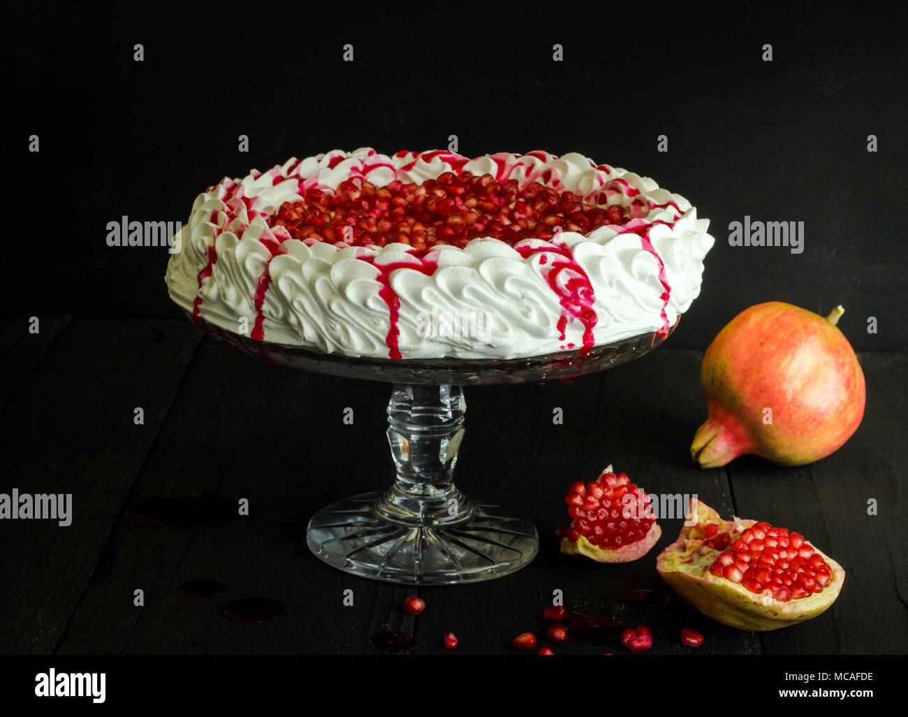 Gateau De Meringue Maison Pavlova Graines De Grenade Fraiche Et La Sauce Sur Vintage Cake Stand En Bois Noir Sur Fond De Texture Photo Stock Alamy