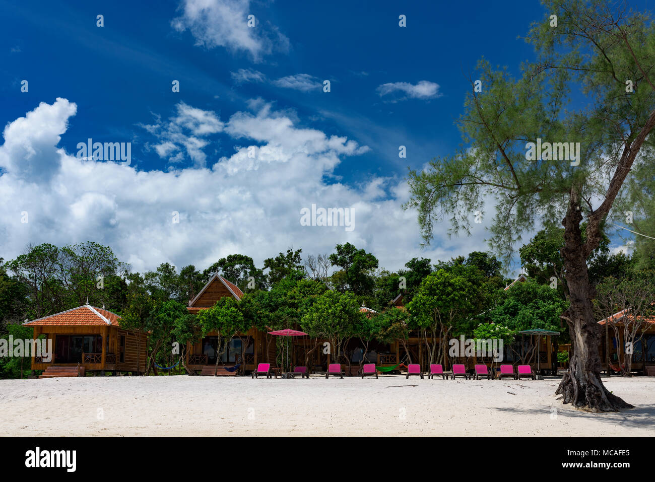 Belle plage tropicale de l'île de Koh Rong Samloem avec bungalows en bois élégant. Koh Rong Samloem. Le Cambodge, en Asie. Banque D'Images