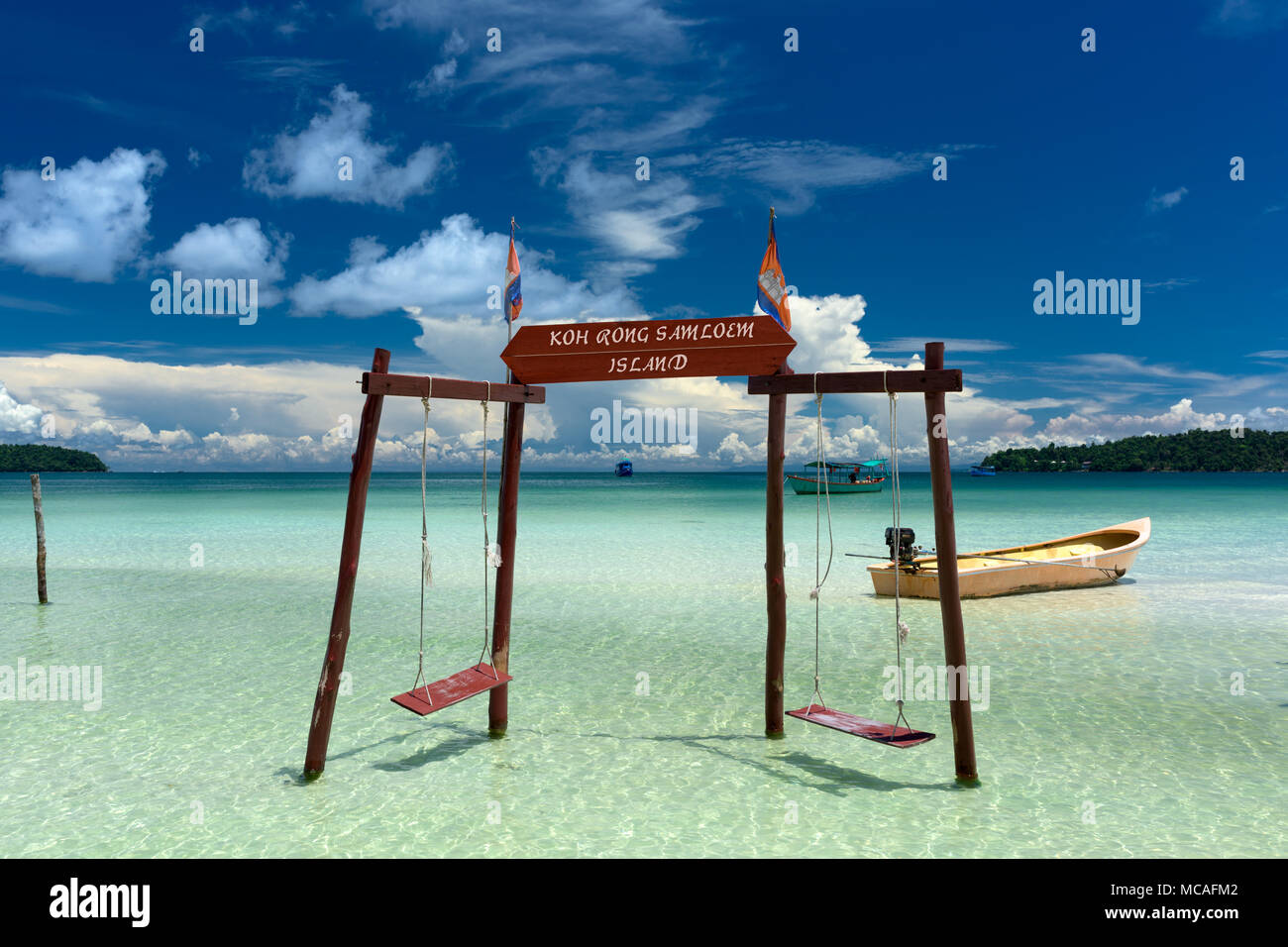 Original et élégant balançoire en bois debout dans l'eau à la plage de Koh Rong Samloem île tropicale. La baie de sarrasine, au Cambodge. Banque D'Images