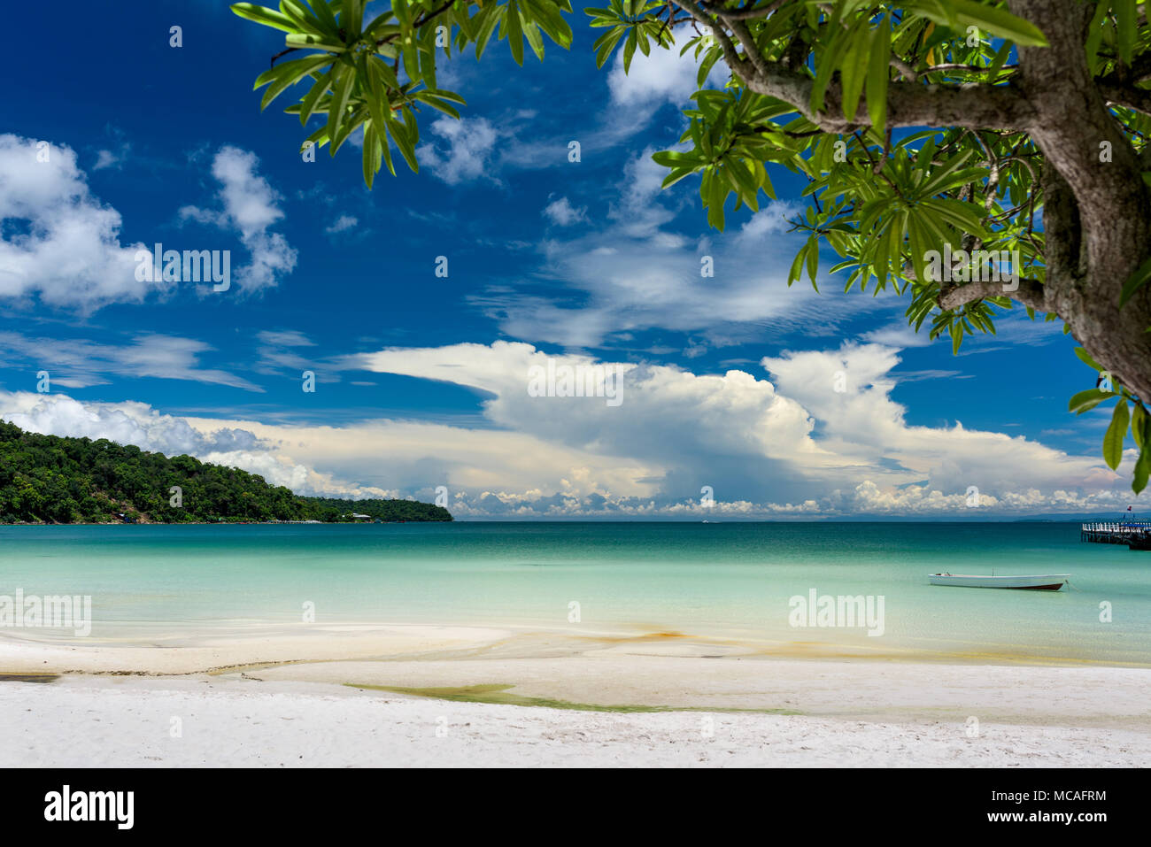 Plage tropicale avec l'assainissement de l'eau turquoise, ciel bleu et sable blanc. La baie de sarrasine, Koh Rong Samloem. Le Cambodge, en Asie. Banque D'Images