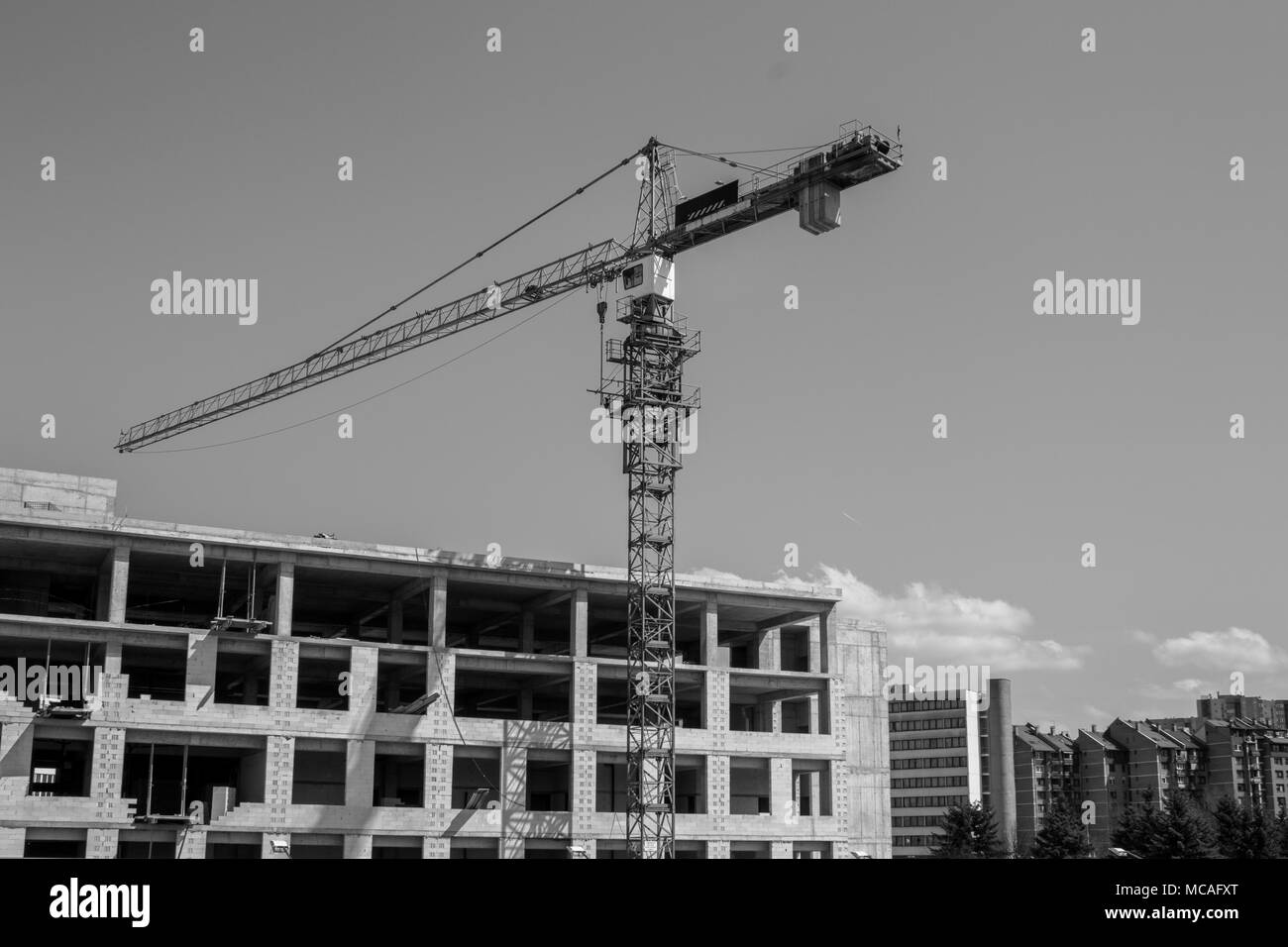 Photo d'une grue de construction en noir et blanc. Banque D'Images