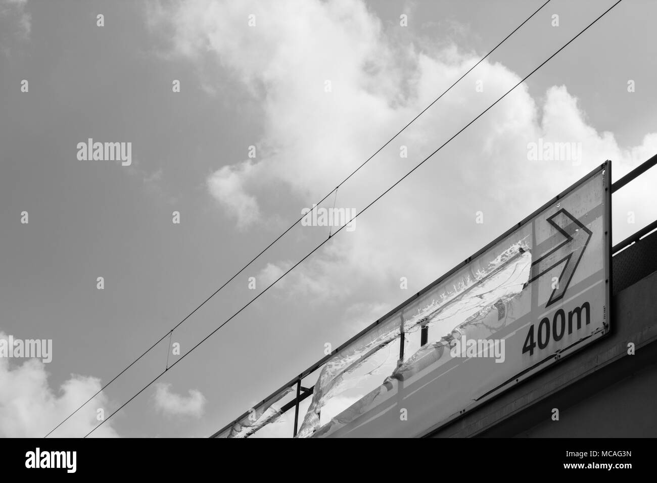 Photo d'un signe brisé en noir et blanc. Banque D'Images