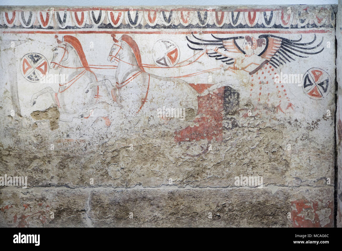 Victoire de Samothrace course sur la biga représentée dans la fresque de Lucane 330-320 BC de la tombe 86 de la Nécropole Andriuolo en exposition dans le musée archéologique de Paestum (Museo Archeologico di Paestum) à Paestum, en Campanie, Italie. Banque D'Images