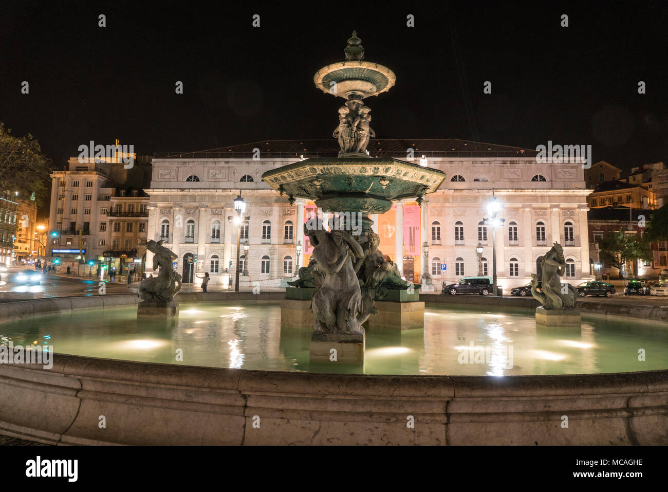 Une vue sur la fontaine au centre de la place Rossio à Lisbonne, Portugal Banque D'Images