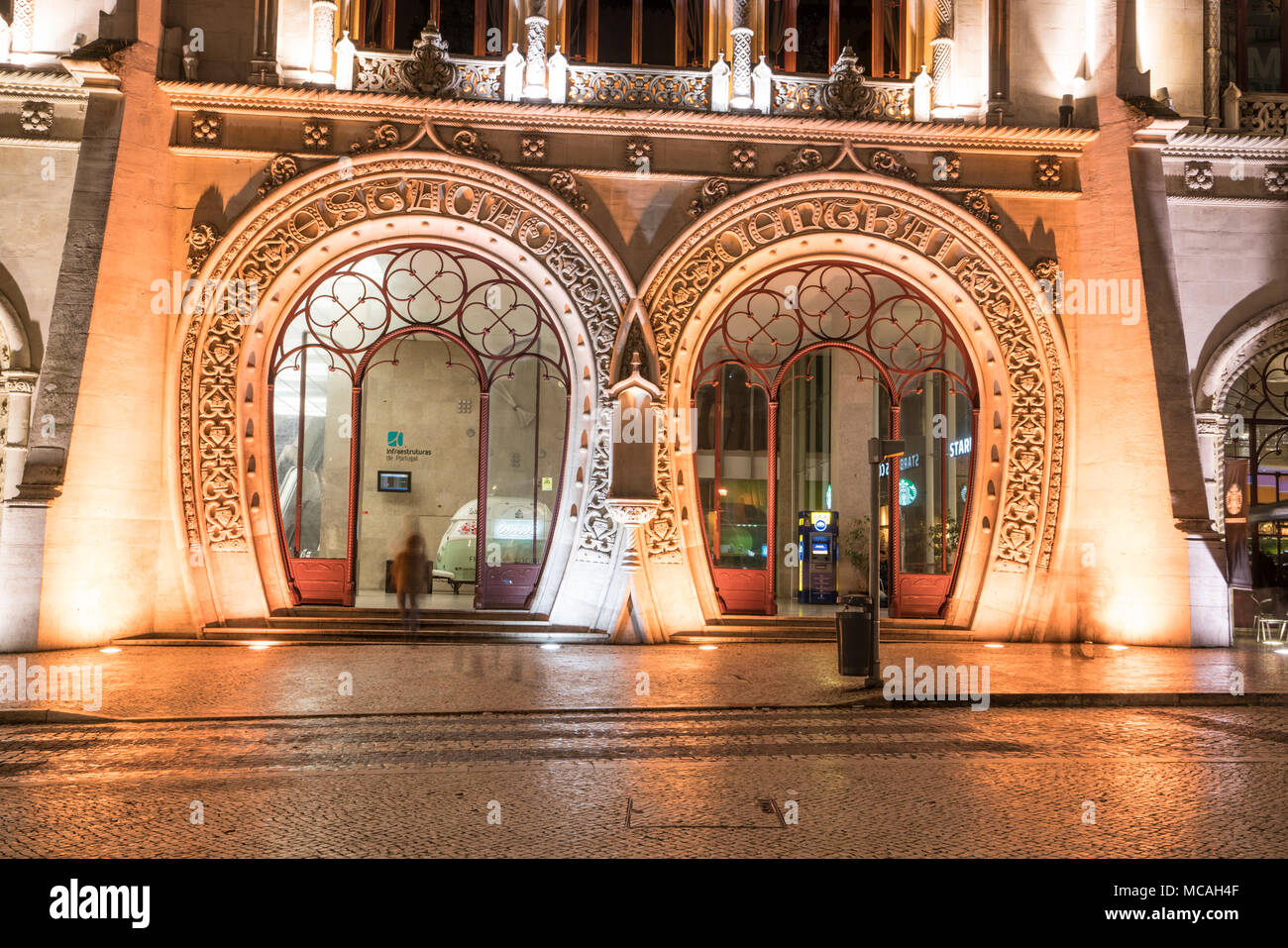 Une vue de la nuit de la façade de la gare de Rossio à Lisbonne, Portugal Banque D'Images