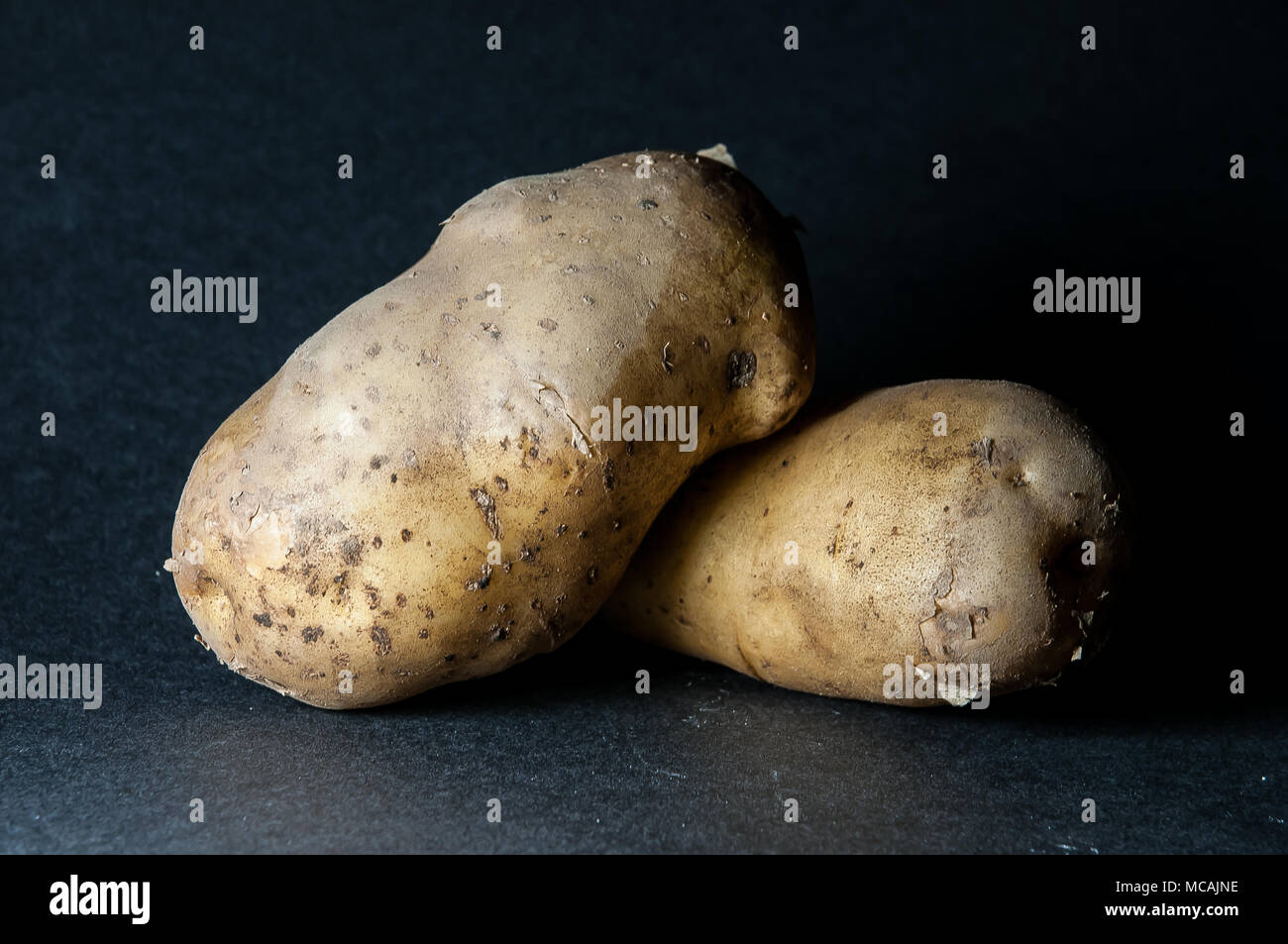 Pommes de terre noires Banque de photographies et d’images à haute résolution Alamy