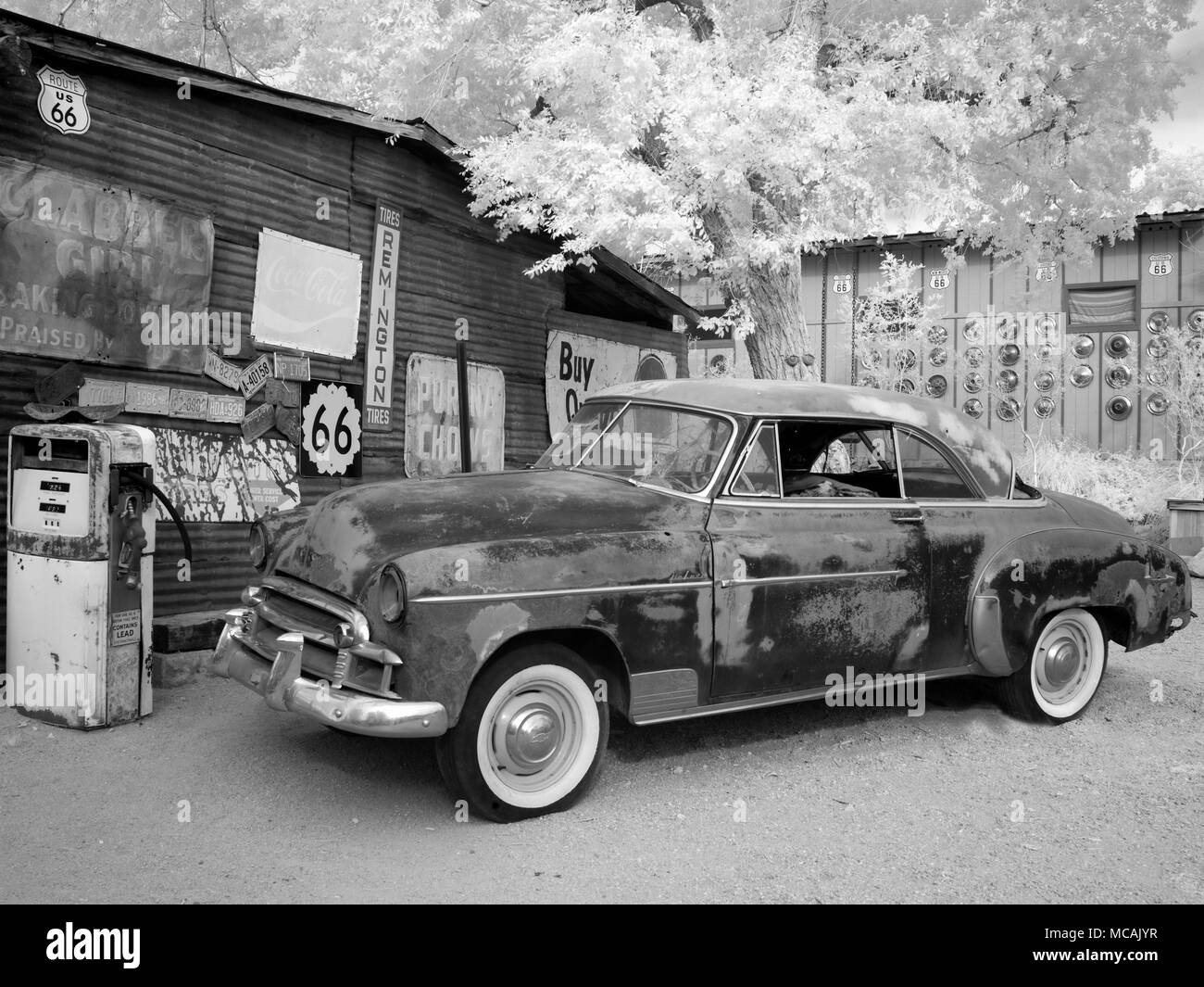 Vieille voiture & gas pump-Micocoulier General Store Banque D'Images