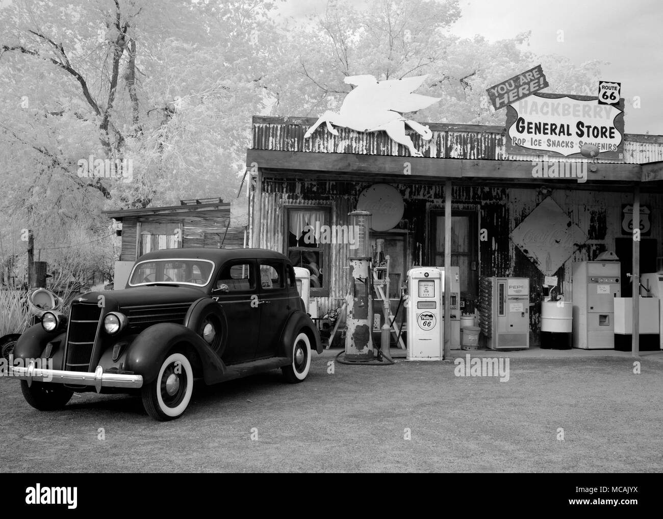 Vieille voiture & gas pump-Micocoulier General Store Banque D'Images