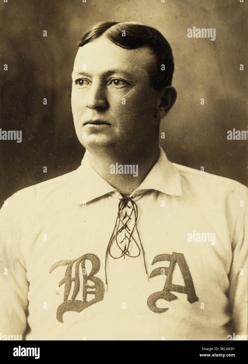 Denton True Cy Young, tête-et-épaules portrait, face vers la gauche, vêtu de l'uniforme de l'équipe de baseball américains de Boston. Banque D'Images