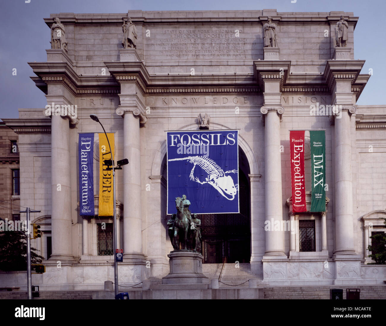 L'American Museum of Natural History (AMNH), situé dans l'Upper West Side de Manhattan, à New York City est l'un des plus grands et plus célèbres musées du monde. Situé dans le parc en face de Central Park, le musée complexe contient 27 logements bâtiments reliés les 45 salles d'exposition permanente, en plus d'un planétarium et une bibliothèque. Les collections du musée contiennent plus de 32 millions de spécimens de plantes, humains, animaux, fossiles, minéraux, roches, de météorites, et des artefacts culturels, dont seule une petite fraction peut être affiché à tout Banque D'Images