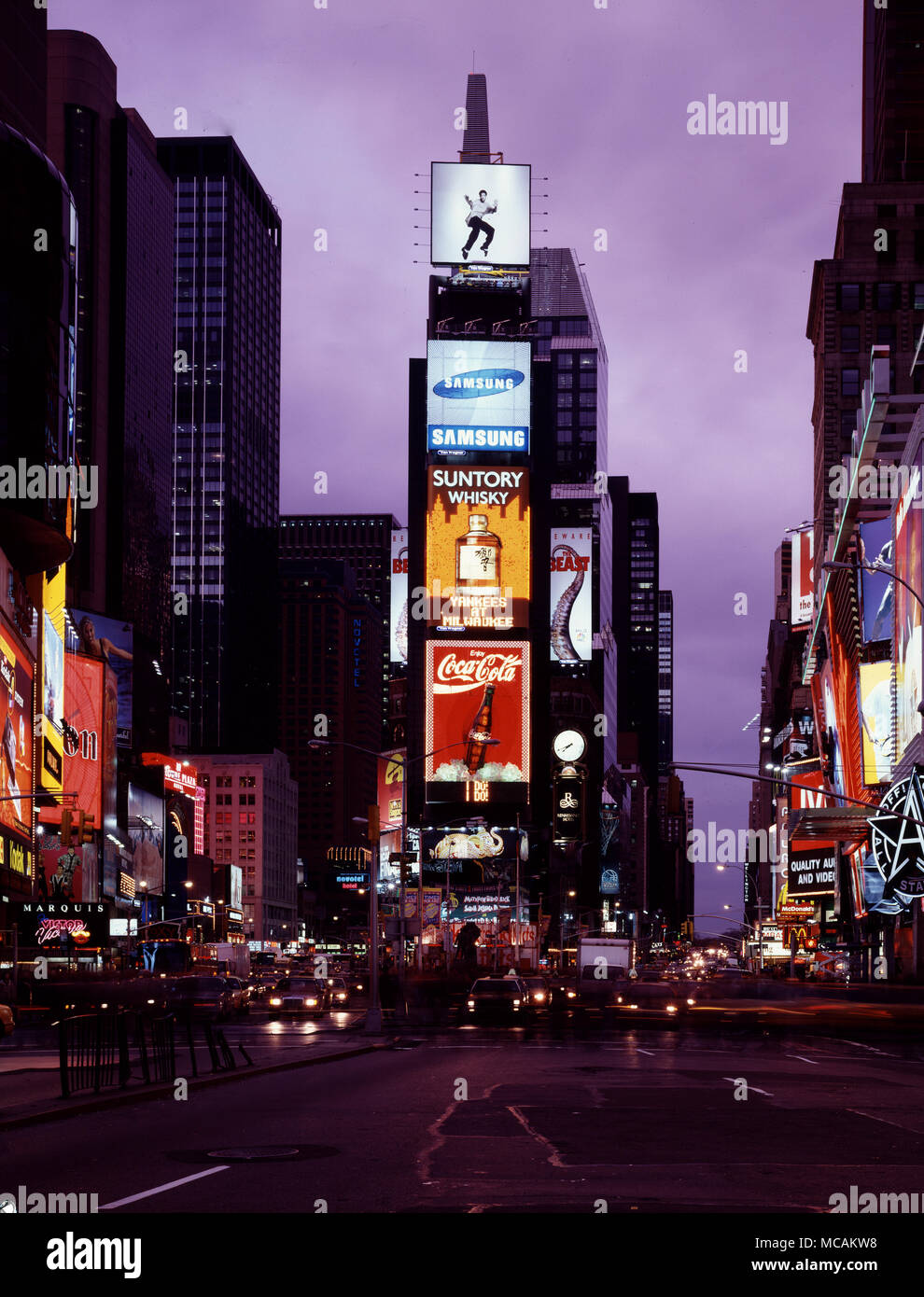 Times Square est un important carrefour commercial et un quartier de Midtown Manhattan, à l'intersection de Broadway (maintenant transformée en une zone piétonne plaza) et la 7ème Avenue et 42ème à l'Ouest s'étendant de la 47e Rue Ouest. Times Square ? Iconifiée comme le carrefour du monde au centre de l'Univers et la manière dont le grand blanc est le moyeu d'éclairées du quartier des théâtres de Broadway, l'une des intersections les plus achalandées du monde, piétons et un centre majeur de l'industrie mondiale du divertissement Banque D'Images