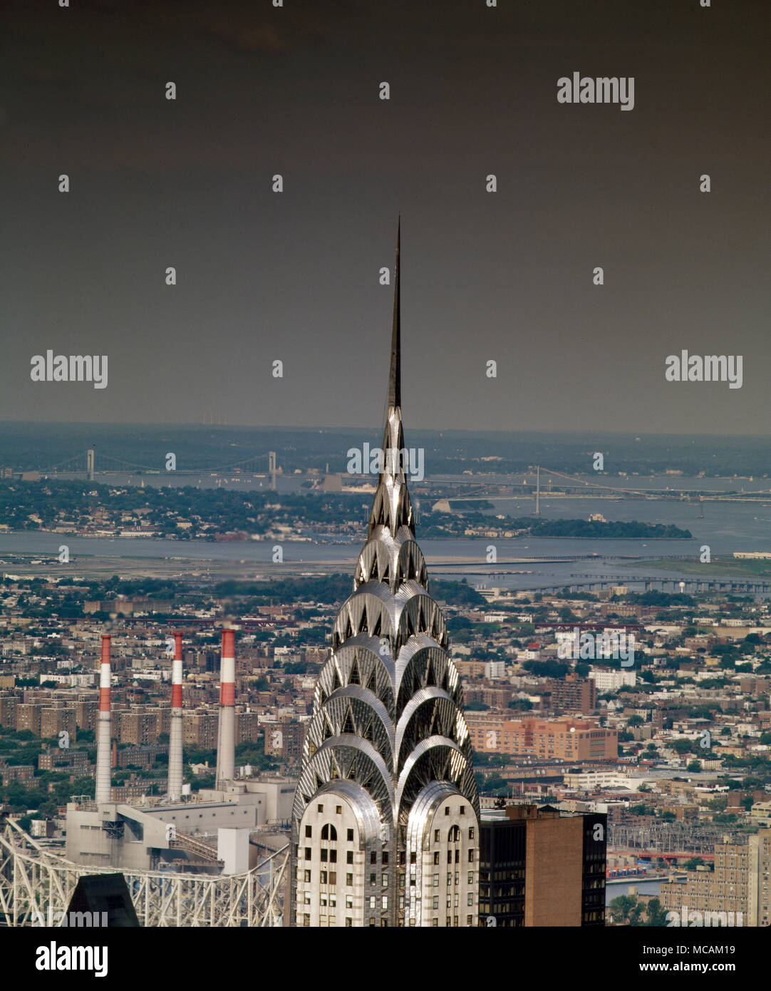 Le Chrysler Building est un gratte-ciel de style Art déco dans la ville de New York, situé sur le côté est de Manhattan dans la zone de la Baie aux Tortues à l'intersection de la 42e rue et Lexington Avenue. À 1 046 pieds , la structure a été le plus haut bâtiment du monde pendant 11 mois avant qu'il a été dépassé par l'Empire State Building en 1931 c'est toujours le plus haut bâtiment en brique du monde, bien qu'avec un squelette interne en acier. Banque D'Images