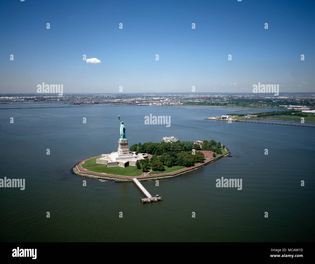 La Statue de la Liberté (La Liberté éclairant le monde ; Français : La liberté ? Le ?clairant le monde) est une gigantesque sculpture néoclassique sur Liberty Island au milieu du port de New York, à Manhattan, New York City. La statue, conçu par fr ?d ?ric Auguste Bartholdi et consacrée le 28 octobre 1886, a été un cadeau pour les États-Unis du peuple de France. La statue est d'une figure féminine robe Libertas, représentant la déesse romaine de la liberté, qui porte une torche et une tabula ansata (un comprimé évoquant la loi) sur lequel est inscrit la date de la Déclaration d'Indépendance américaine, le 4 juillet Banque D'Images