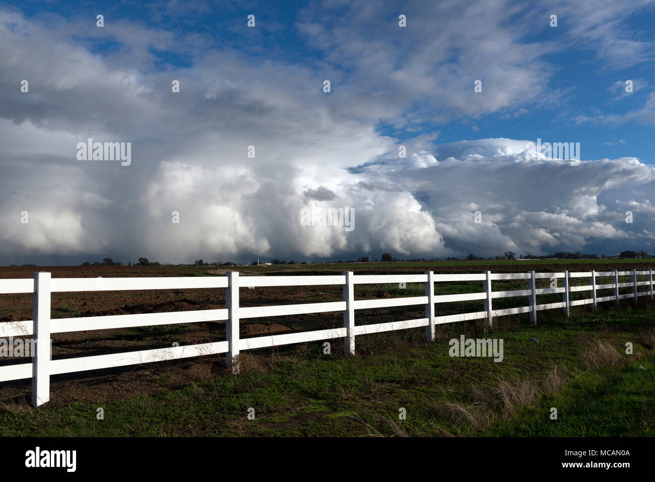 Les nuages se forment complexes après plusieurs pouces de pluie sur plusieurs jours près de Stockton, Californie. Banque D'Images