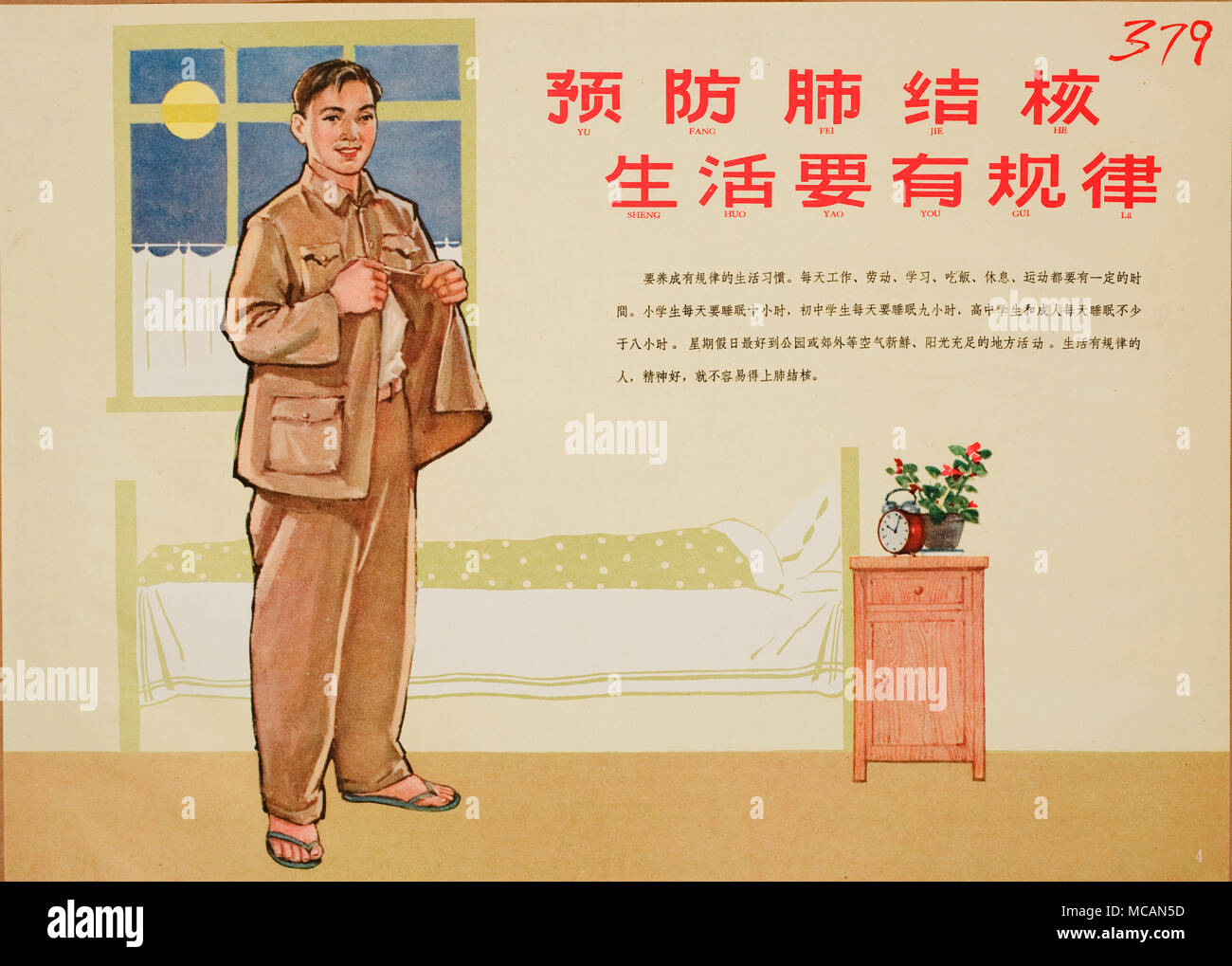 Un jeune homme dans un costume brun déboutonne sa chemise dans sa chambre, se préparer pour le coucher. Banque D'Images