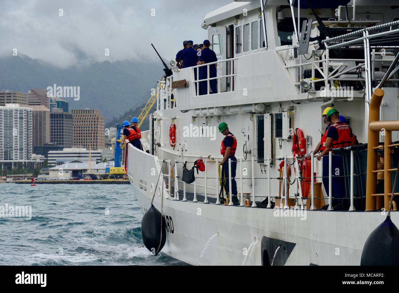 L'équipage de la garde-côte de Joseph Gerczak (CMP 1126) se prépare à s'amarrer à leur nouveau port d'attache d'Honolulu le 4 février 2018, à la suite d'un transit de 42 jours à partir de Key West, en Floride, où la faucheuse a été livré. Le Gerczak est le deuxième des trois 154 pieds de coupeurs de réponse rapide d'arriver à New York. (U.S. Photo de la Garde côtière canadienne par le Premier maître de Sara Muir/libérés) Banque D'Images