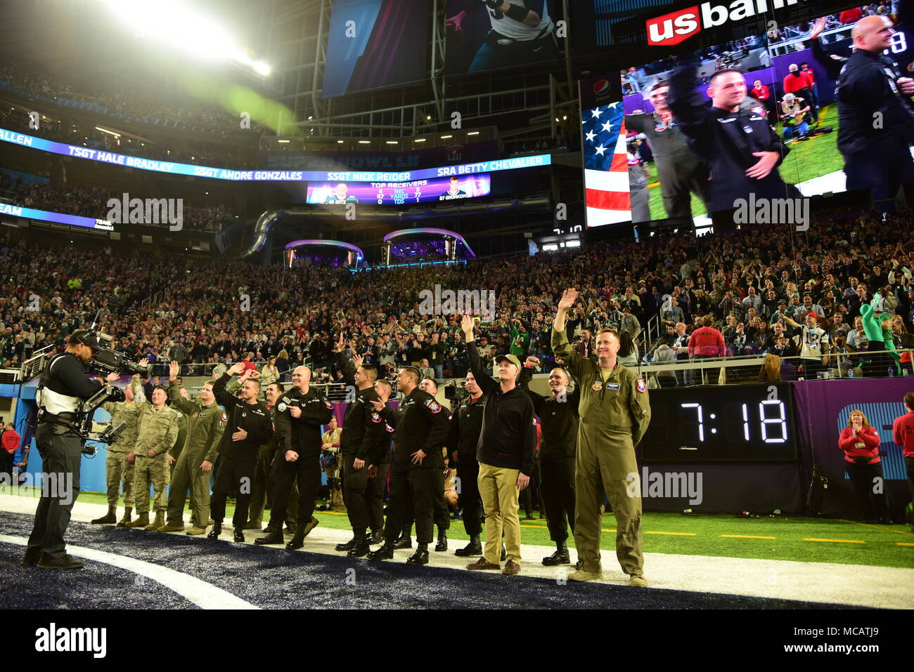 Les aviateurs de l'US Air Force à partir de la F-16 Viper, l'équipe de démonstration A-10C Thunderbolt II Équipe de démonstration, et l'Air Combat Command de l'équipe de lutte aérienne sont reconnus sur le terrain durant le Super Bowl 52 à la U.S. Bank Stadium à Minneapolis, Minn., Février 4th, 2018. Les événements de l'antenne du CAC a coordonné un vol du patrimoine flyover, lors des cérémonies d'ouverture du jeu que les deux équipes de la démo et la Fondation du patrimoine de l'Armée de l'Air Flight pris en charge. (U.S. Photo de l'Armée de l'air par la Haute Airman Betty R. Chevalier) Banque D'Images