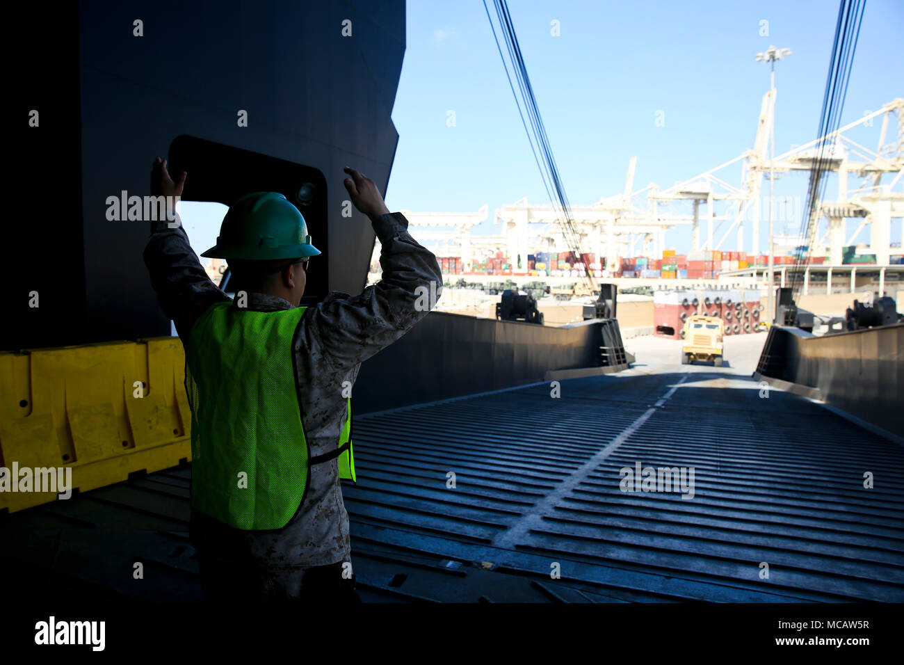 PORT DE JEBEL ALI, Emirats Arabes Unis (fév. 1, 2018) Les Marines américains, affectés à l'appui de la force de débarquement de véhicules et d'équipements de charge de travail sur l'USNS Seay (T-AKR 302) pendant l'exercice Furie du natif, 18 févr., 2018 1. L'exercice est conçu pour former des groupe Force-Native air-sol marin Fury Marines et marins de la Marine américaine dans les opérations de la force de prépositionnement maritime et vise à augmenter les niveaux de compétence, d'élargir la coopération, améliorer les capacités maritimes, et à promouvoir la stabilité régionale à long terme et l'interopérabilité entre les Émirats arabes unis et les États-Unis (É.-U. Marine Corps phot Banque D'Images