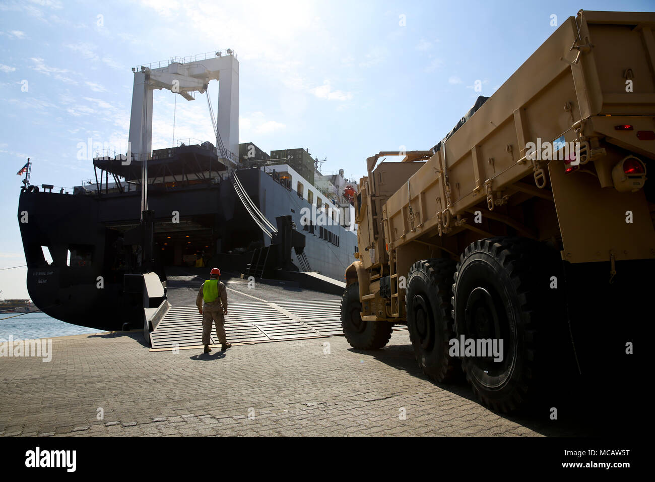 PORT DE JEBEL ALI, Emirats Arabes Unis (janvier 1985). 30, 2018) Les Marines américains, attribué à force de débarquement, parti de soutien véhicules de charge sur l'USNS Seay (T-AKR 302) pendant l'exercice Furie indigènes 18. L'exercice est conçu pour former des groupe Force-Native air-sol marin Fury Marines et marins de la Marine américaine dans les opérations de la force de prépositionnement maritime et vise à augmenter les niveaux de compétence, d'élargir la coopération, améliorer les capacités maritimes, et à promouvoir la stabilité régionale à long terme et l'interopérabilité entre les Émirats arabes unis et les États-Unis (É.-U. Marine Corps photo par le Sgt. Travis Jordanie/Rele Banque D'Images