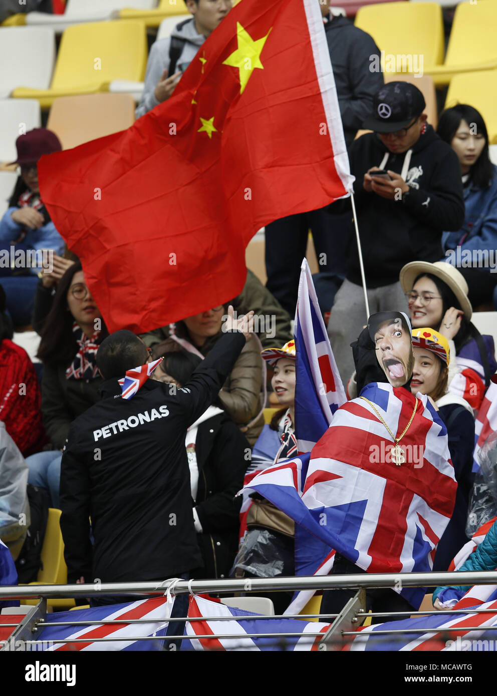 Le circuit de Shanghai, Shanghai Chine. 14 avr, 2018. F1 Grand Prix de Chine, séance de qualification ; Fans de pilote britannique Lewis Hamilton : Action Crédit Plus Sport/Alamy Live News Banque D'Images