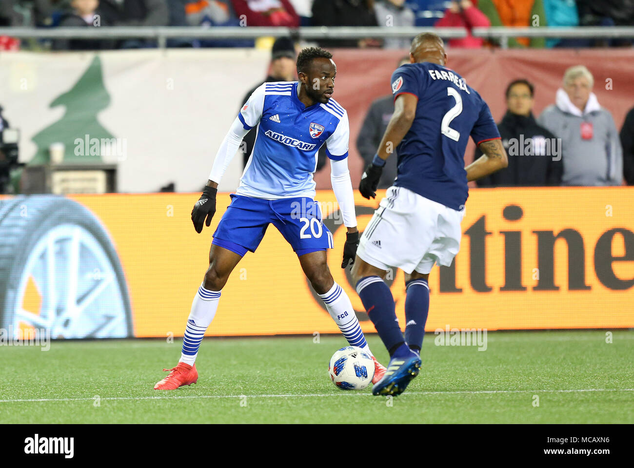 Le 14 avril, 201 ; Foxborough, Massachusetts, USA ; FC Dallas avant Roland Lamah (20) et New England Revolution defender Andrew Farrell (2) en action lors d'un match entre FC Dallas MLS New England Revolution et au stade Gillette. Dallas Nouvelle Angleterre défait 1-0. Anthony Nesmith/CSM Banque D'Images