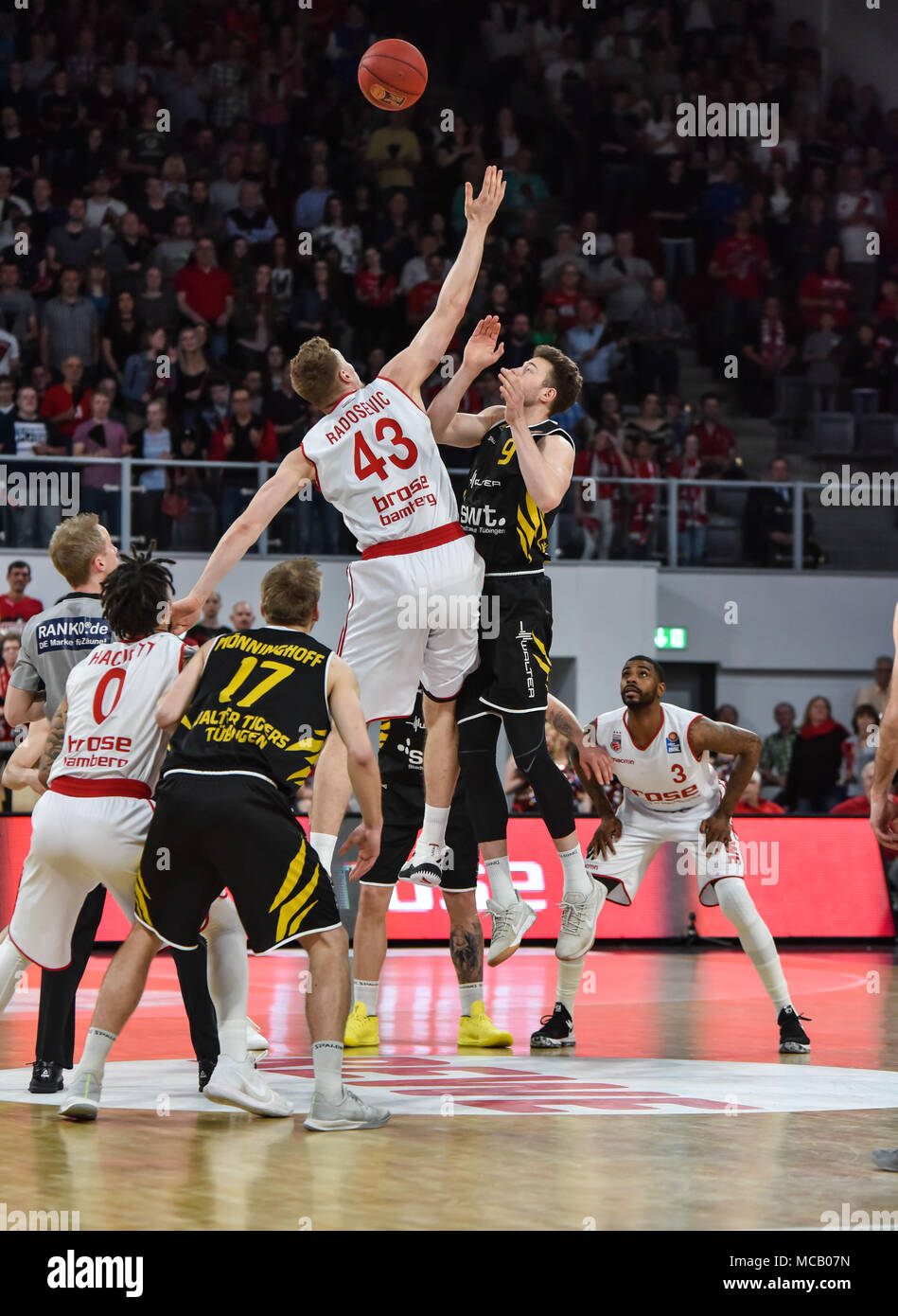 Allemagne, Bamberg, Brose Arena - 14 avril 2018 - Basket-ball, 1.Bundesliga, BBL - Brose Bamberg vs Walter Tigers TŸbingen - Image : (de G-R) Leon Radosevic (Brose Bamberg, # 43), Sid-Marlon Theis (Walter Tigers Tübingen, # 9) Photo : Ryan Evans Crédit : Ryan Evans/Alamy Live News Banque D'Images