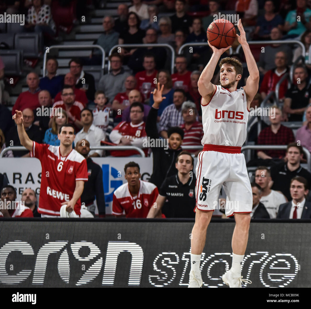 Allemagne, Bamberg, Brose Arena - 14 avril 2018 - Basket-ball, 1.Bundesliga, BBL - Brose Bamberg vs Walter Tigers TŸbingen - Image : Aleksej Nikolic (Brose Bamberg, # 7) tire un 3-pointer vers la fin du deuxième trimestre. Foto : Ryan Evans Crédit : Ryan Evans/Alamy Live News Banque D'Images