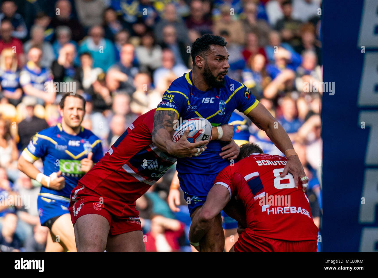 Warrington Wolves's Ryan Atkins est abordé par Hull's Ben Kavanagh (L) et Nick Scruton (R) 14 avril 2018 , le stade Halliwell Jones Mike Gregory Way, Warrington, WA2 7NE, Angleterre ; Betfred Super League rugby, série 11, Warrington Wolves v Hull Kingston Rovers Banque D'Images