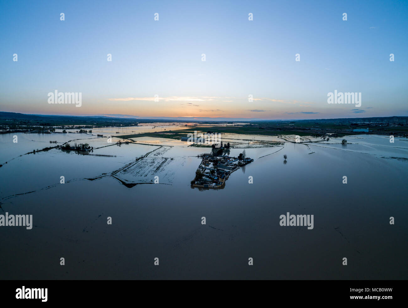 Saragosse, Espagne. Apr 15, 2018. Le niveau de la rivière Ebre voyage Saragosse, sont en baisse après des jours d'inondation de niveau. Environnement et alertes d'urgence demeurent dans la région de l'Èbre, rivière Arba et d'autres l'apport de l'eau de la région de Cinco Villas et du Nord. Credit : ChaviNandez/Alamy Live News Banque D'Images