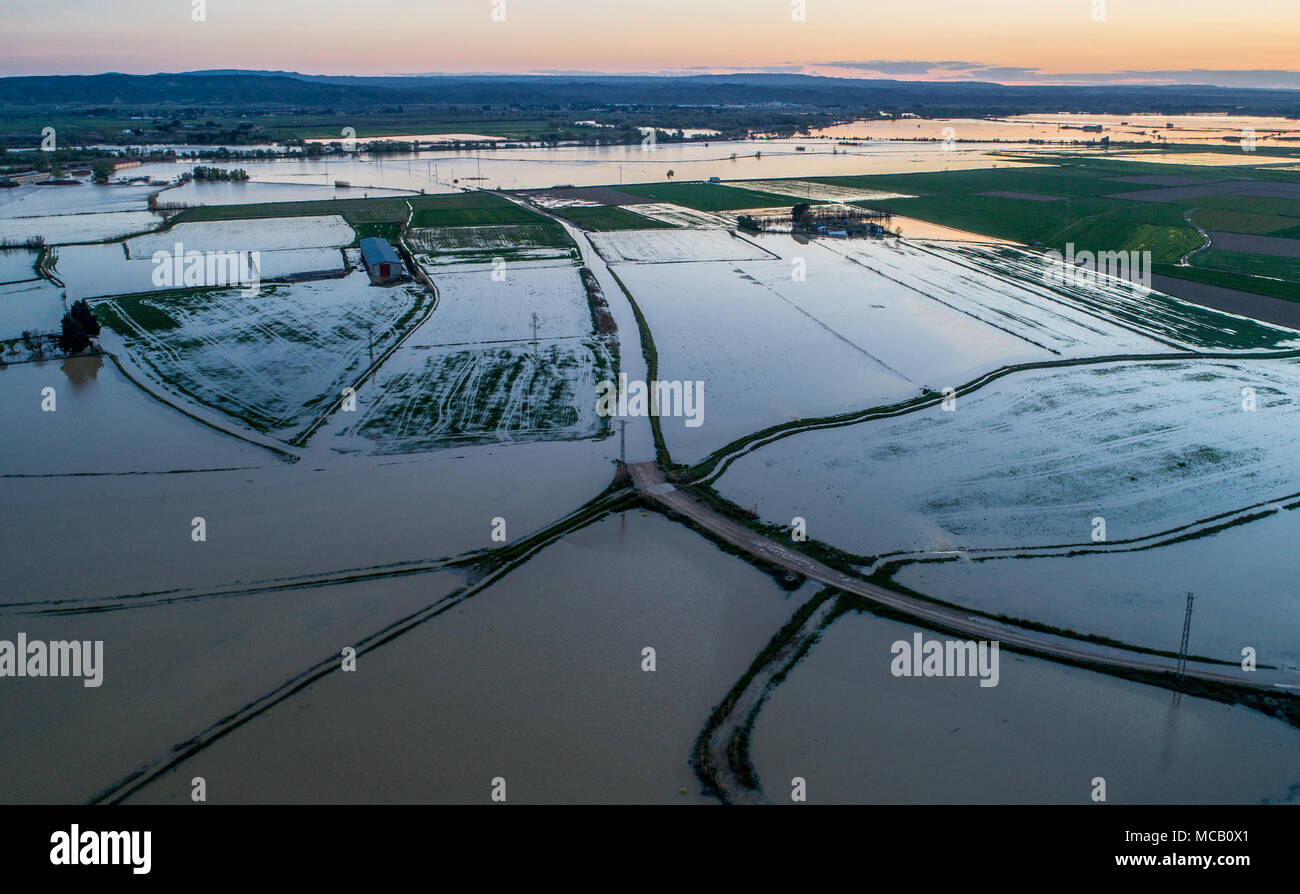 Saragosse, Espagne. Apr 15, 2018. Le niveau de la rivière Ebre voyage Saragosse, sont en baisse après des jours d'inondation de niveau. Environnement et alertes d'urgence demeurent dans la région de l'Èbre, rivière Arba et d'autres l'apport de l'eau de la région de Cinco Villas et du Nord. Credit : ChaviNandez/Alamy Live News Banque D'Images