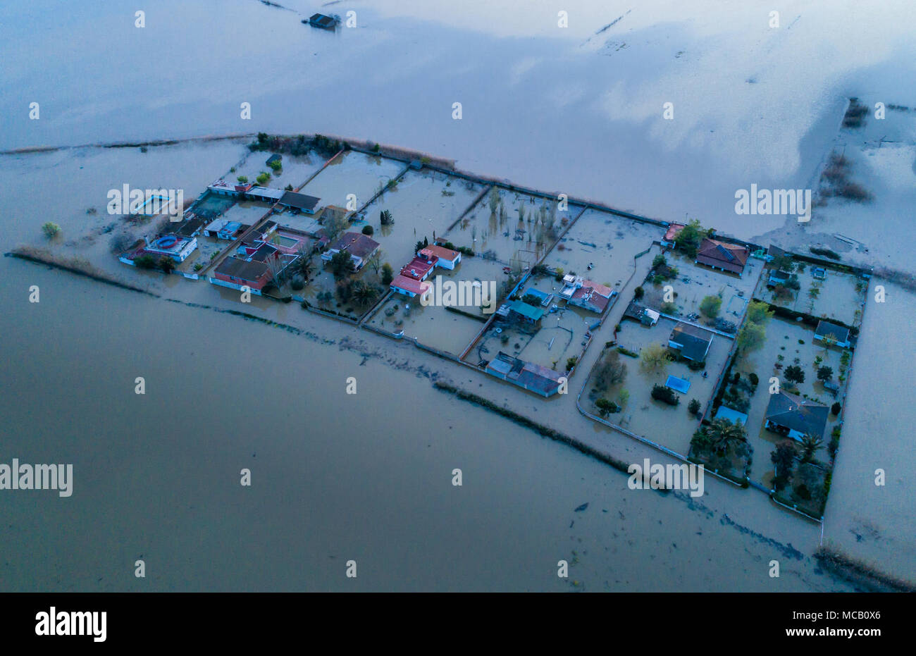 Saragosse, Espagne. Apr 15, 2018. Le niveau de la rivière Ebre voyage Saragosse, sont en baisse après des jours d'inondation de niveau. Environnement et alertes d'urgence demeurent dans la région de l'Èbre, rivière Arba et d'autres l'apport de l'eau de la région de Cinco Villas et du Nord. Credit : ChaviNandez/Alamy Live News Banque D'Images