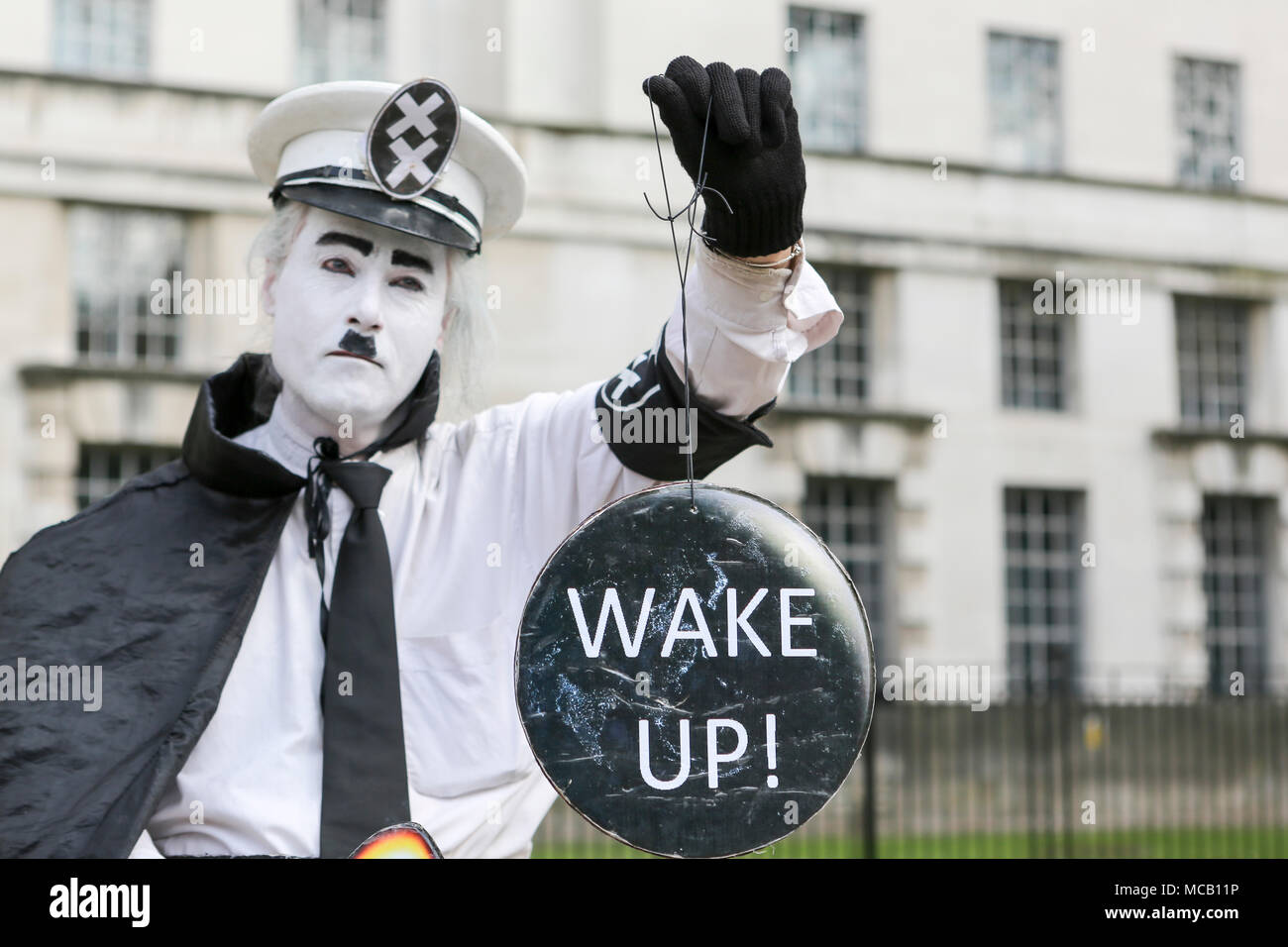 Londres, Royaume-Uni. 14 avril 2018. Un homme habillé comme Charlie Chaplin manifestations contre les attaques de missiles syriens en dehors de Downing Street, Westminster. Penelope Barritt/Alamy Live News Banque D'Images