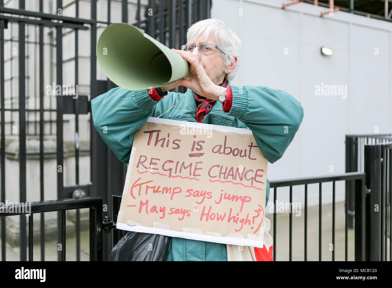 Londres, Royaume-Uni. 14 avril 2018. Une femme proteste contre l'attaque de missiles syriens en dehors de Downing Street, Westminster. Penelope Barritt/Alamy Live News Banque D'Images