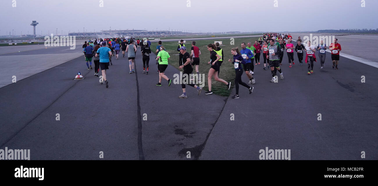 14 avril 2018, Allemagne, Berlin-Schoenefeld : de nombreux coureurs participent à la 12ème Nuit de l'aéroport fonctionnent à l'avenir de la capitale Berlin Brandenburg airport. Photo : Jörg Carstensen/dpa Banque D'Images