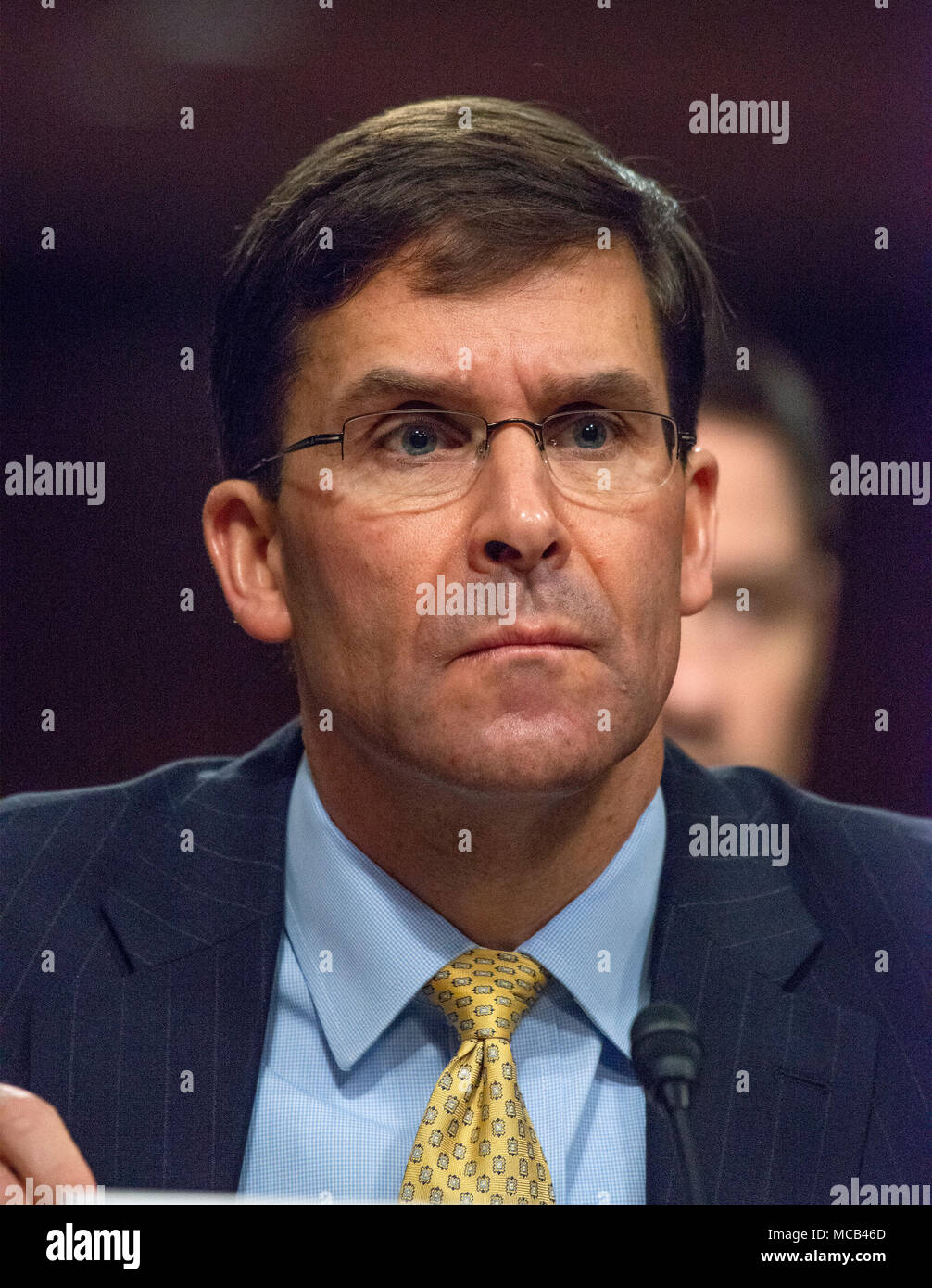 Mark T. Esper, secrétaire de l'United States Army, comparaît devant le comité du Sénat américain sur les services armés pour donner témoignage 'sur la posture du Département de l'armée dans le cadre du réexamen de la demande d'autorisation de la Défense pour l'exercice 2019 et l'avenir du programme de défense' sur la colline du Capitole à Washington, DC le jeudi 12 avril, 2018. Credit : Ron Sachs/CNP · AUCUN SERVICE DE FIL · Photo : Ron Sachs/consolidé Nouvelles Photos/Ron Sachs - CNP Banque D'Images