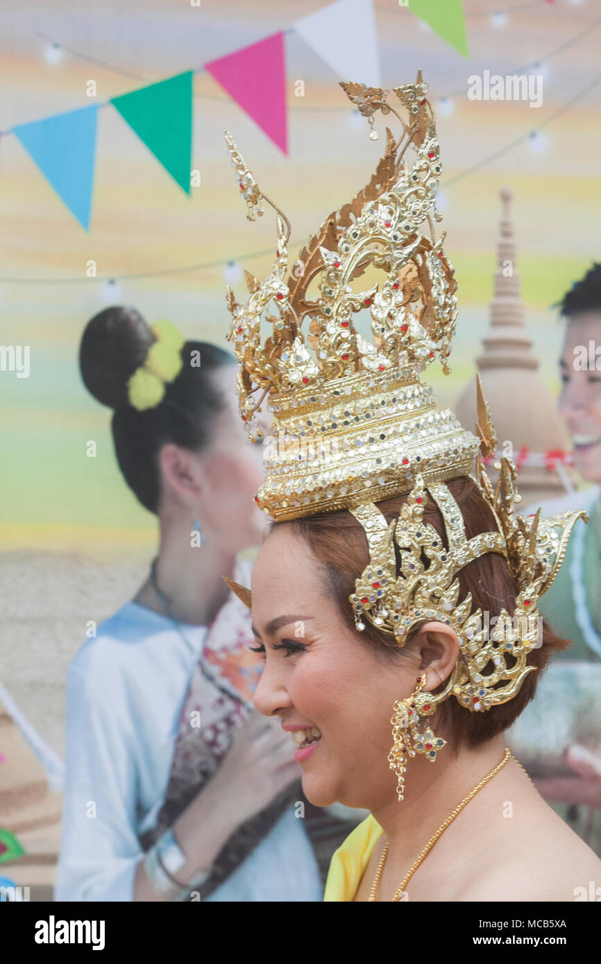London UK. 15 avril 2018. Les membres de la British Thai fêter Nouvel An Thaï (Songkran) à l'Buddhapadipa Temple à Wimbledon, le plus grand temple thaïlandais au Royaume-Uni avec les cérémonies religieuses de la musique et de la danse classique thaïlandais ainsi que des spectacles stands vendant de la nourriture thaïe, l'épicerie et de souvenirs Crédit : amer ghazzal/Alamy Live News Banque D'Images