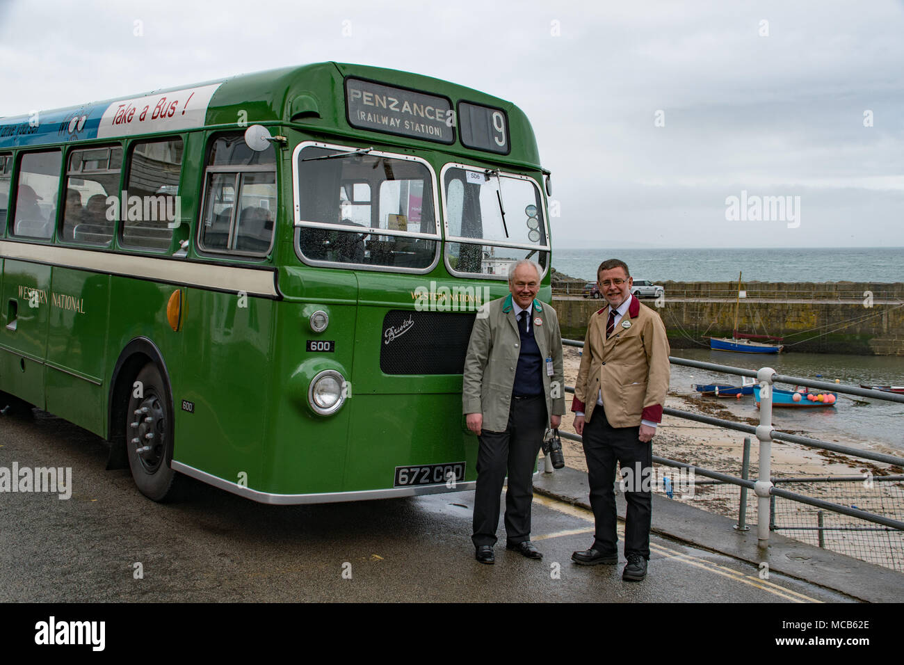 Mousehole, Cornwall, UK. 15 avril 2018. Une fois par an les bus vintage descendre à la gare routière de Penzance, et fournissent des services à des villes voisines pour libre. Vu ici dans pilote Mousehole Colin et chef d'orchestre Paul en face d'un Bristol SUS4A à l'origine dans le service en 1960 à Totnes. Crédit : Simon Maycock/Alamy Live News Banque D'Images