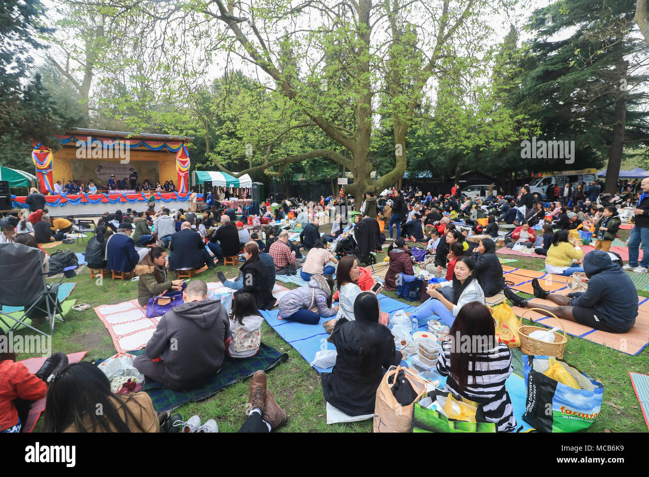 London UK. 15 avril 2018. Les membres de la communauté Thaï britannique fêter Nouvel An Thaï (Songkran) à l'Buddhapadipa Temple à Wimbledon, le plus grand temple thaïlandais au Royaume-Uni avec les cérémonies religieuses de la musique et de la danse classique thaïlandais ainsi que des spectacles stands vendant de la nourriture thaïe, l'épicerie et de souvenirs Crédit : amer ghazzal/Alamy Live News Banque D'Images