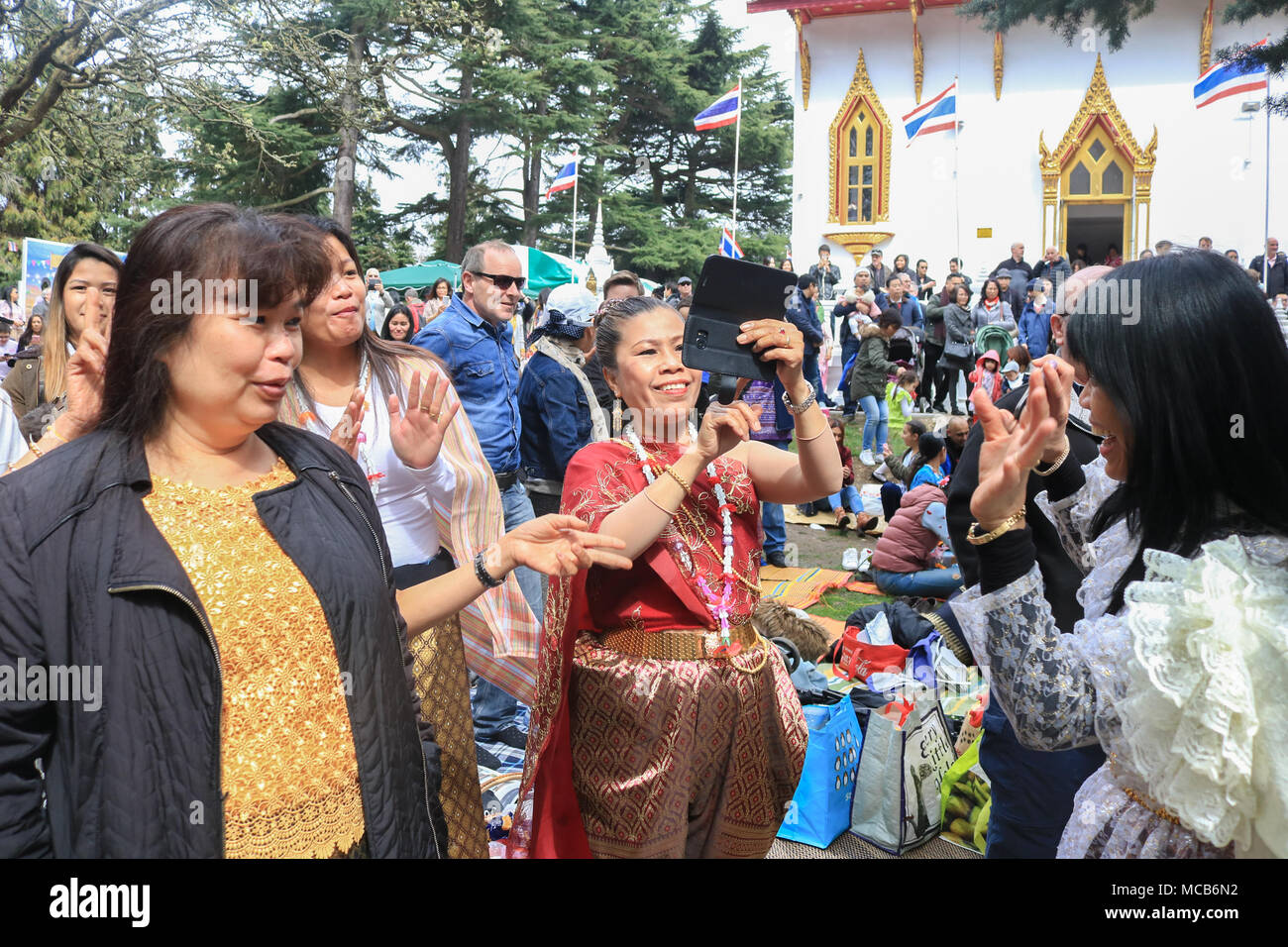 London UK. 15 avril 2018. Les membres de la communauté Thaï britannique célèbrent le Nouvel An Thaï (Songkran) à l'Buddhapadipa Temple à Wimbledon, le plus grand temple thaïlandais au Royaume-Uni avec les cérémonies religieuses de la musique et de la danse classique thaïlandais ainsi que des spectacles stands vendant de la nourriture thaïe, l'épicerie et de souvenirs Crédit : amer ghazzal/Alamy Live News Banque D'Images
