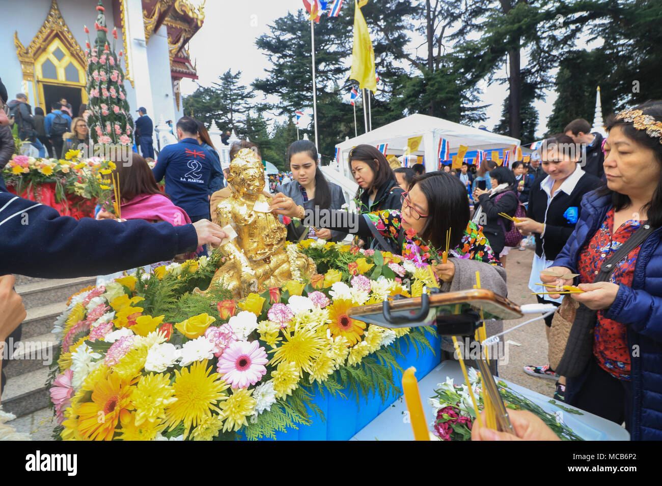 London UK. 15 avril 2018. Les membres de la communauté Thaï britannique célèbrent le Nouvel An Thaï (Songkran) à l'Buddhapadipa Temple à Wimbledon, le plus grand temple thaïlandais au Royaume-Uni avec les cérémonies religieuses de la musique et de la danse classique thaïlandais ainsi que des spectacles stands vendant de la nourriture thaïe, l'épicerie et de souvenirs Crédit : amer ghazzal/Alamy Live News Banque D'Images