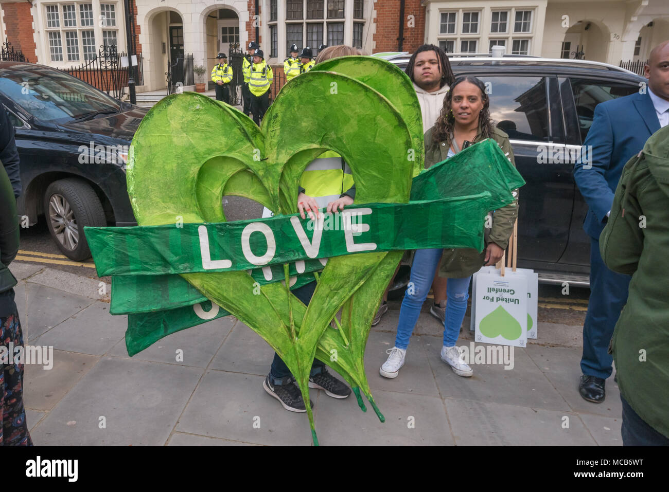 Londres, Royaume-Uni. 14 avr, 2018. L lage Grenfell coeurs arrivent à être transportées sur la marche silencieuse marquant 10 mois depuis la catastrophe.Ils veulent la justice avec les responsables d'être traduits en justice, pour la communauté concerne d'être entendu et pour que les changements soient faits pour assurer la sécurité de tous, notamment ceux qui vivent dans des logements sociaux. Crédit : Peter Marshall/Alamy Live News Banque D'Images
